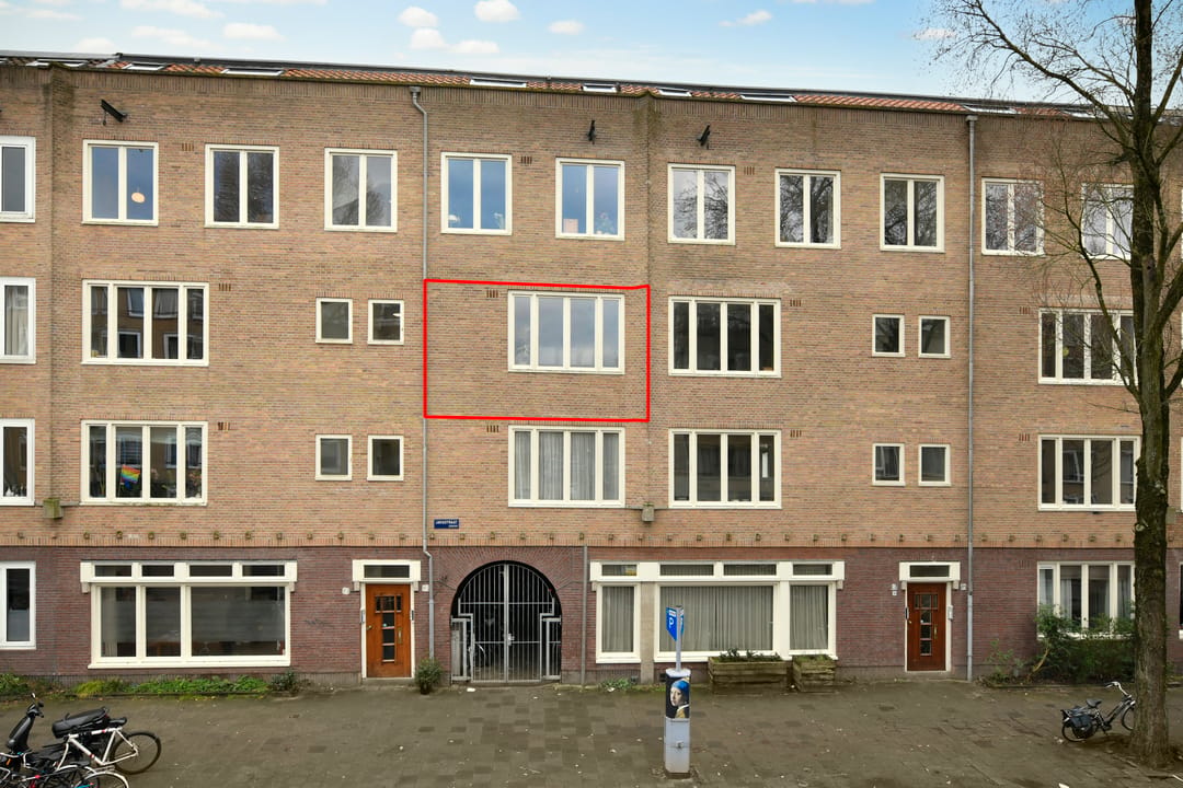 Light and modern apartment with two bedrooms and sunny south-facing balcony in Amsterdam Indische Buurt — 17