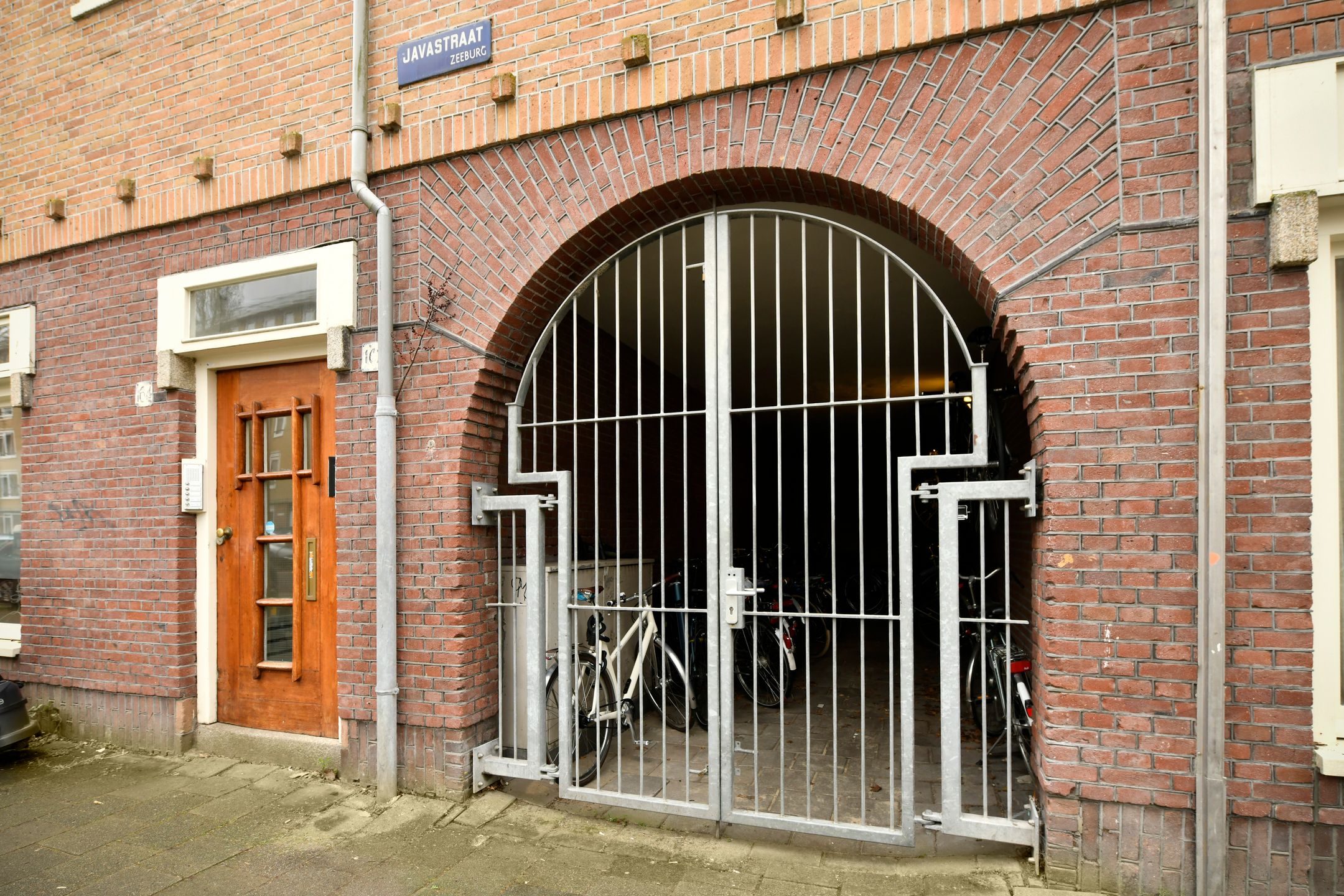Light and modern apartment with two bedrooms and sunny south-facing balcony in Amsterdam Indische Buurt — 18