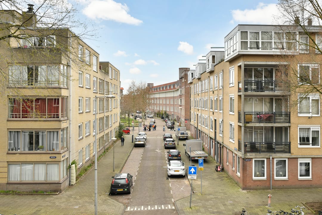 Light and modern apartment with two bedrooms and sunny south-facing balcony in Amsterdam Indische Buurt — 16