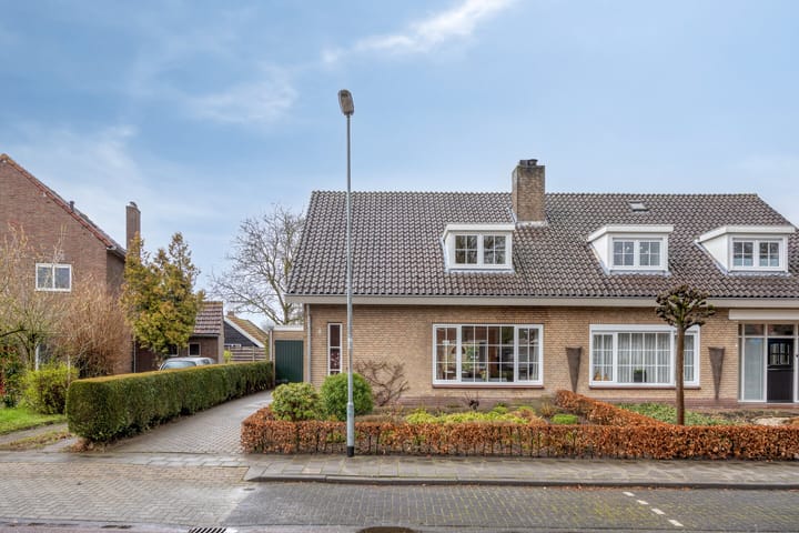 Julianastraat 8 — te koop in Riel, 2-onder-1-kapwoning