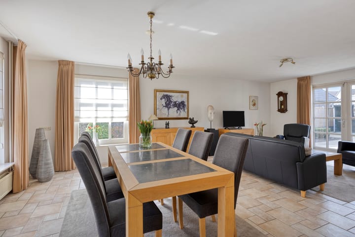 Foto 2 van Burg. Van Houtstraat 93-A