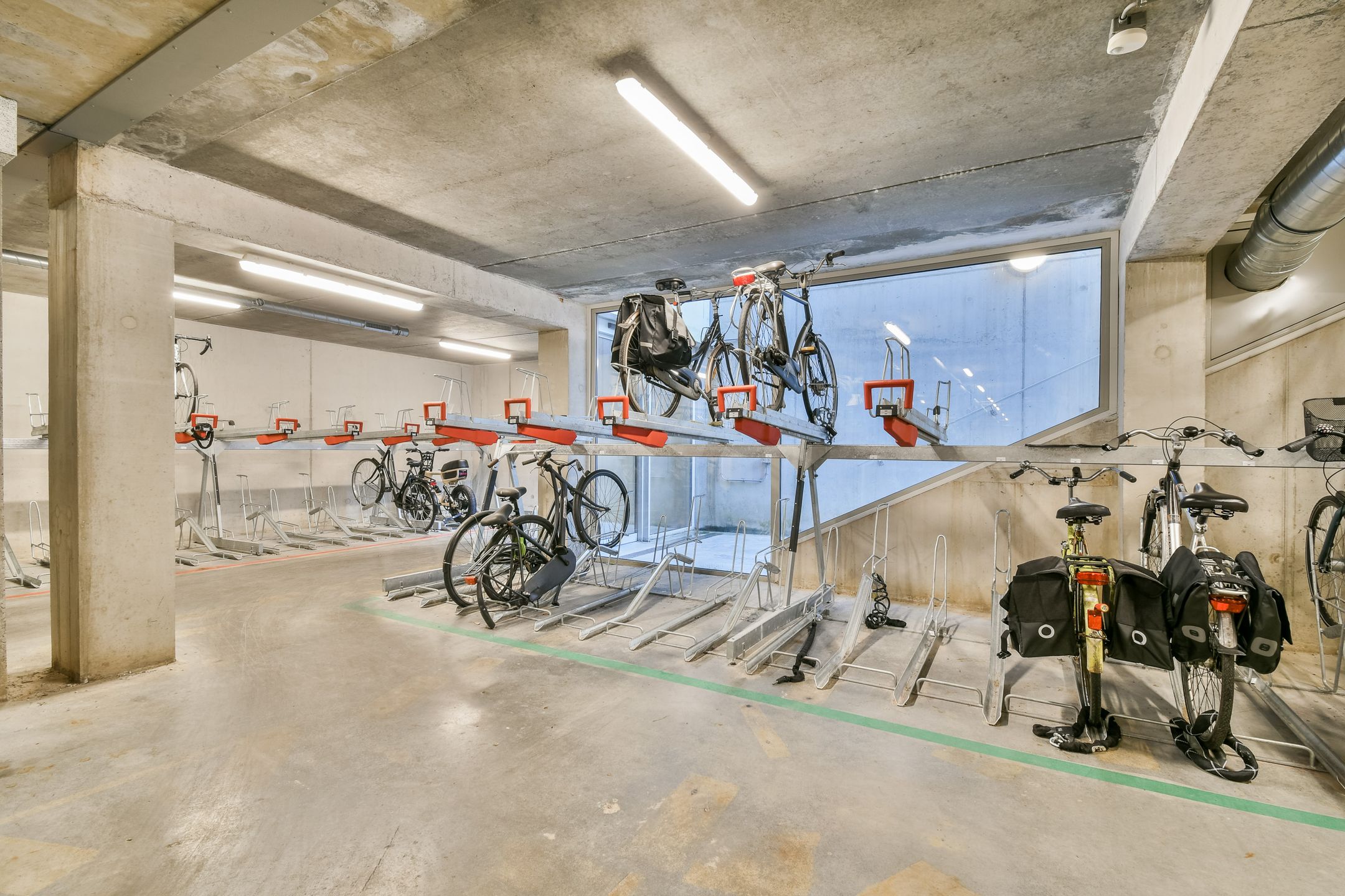 Foto 18 van Oostenburgermiddenstraat 585