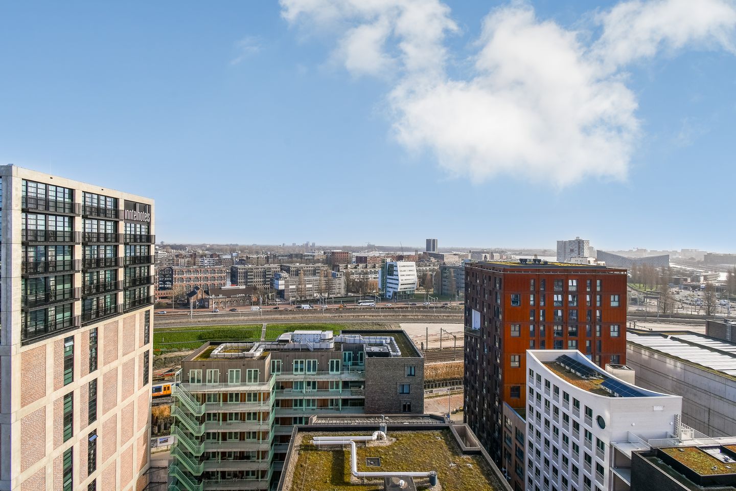 Foto 10 van Oostenburgermiddenstraat 585