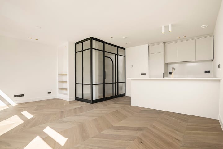 Photo 3 of Van Eeghenstraat 29-B3