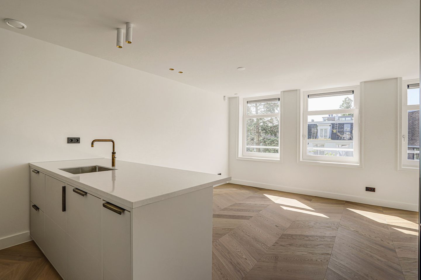 Photo 4 of Van Eeghenstraat 29-B3