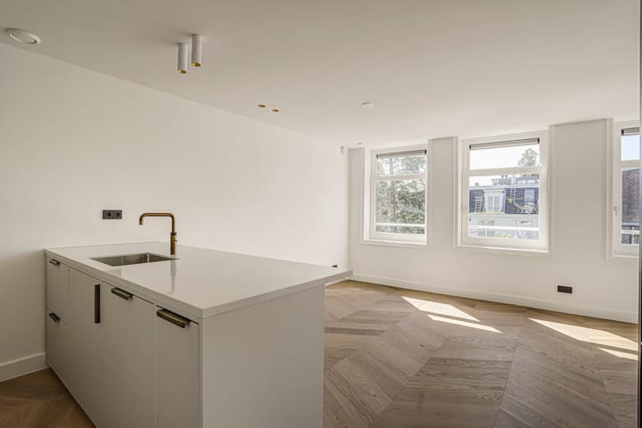 Photo 4 of Van Eeghenstraat 29-B3