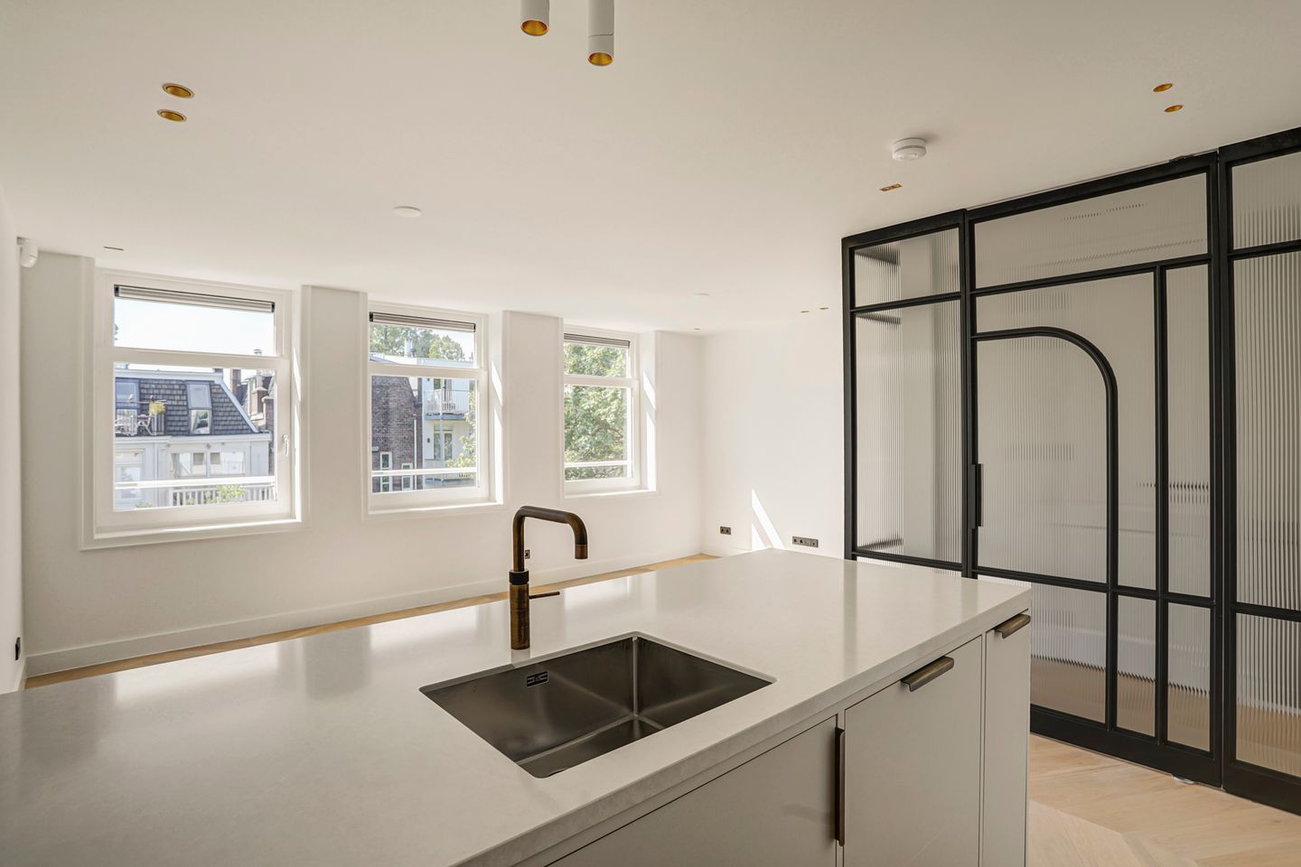 Photo 5 of Van Eeghenstraat 29-B3