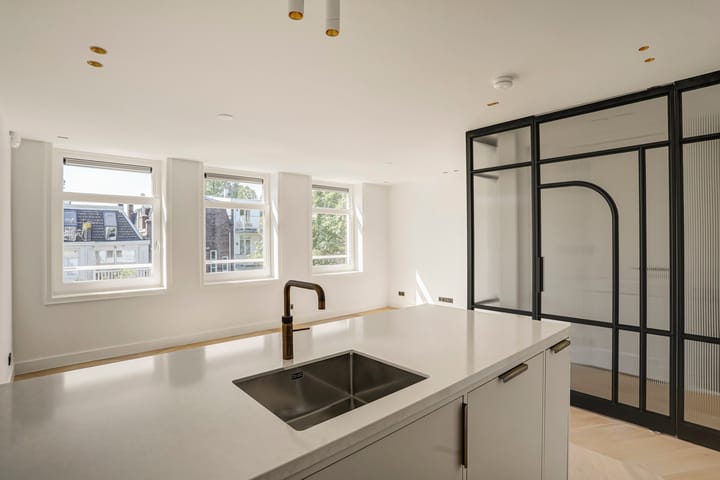 Photo 5 of Van Eeghenstraat 29-B3