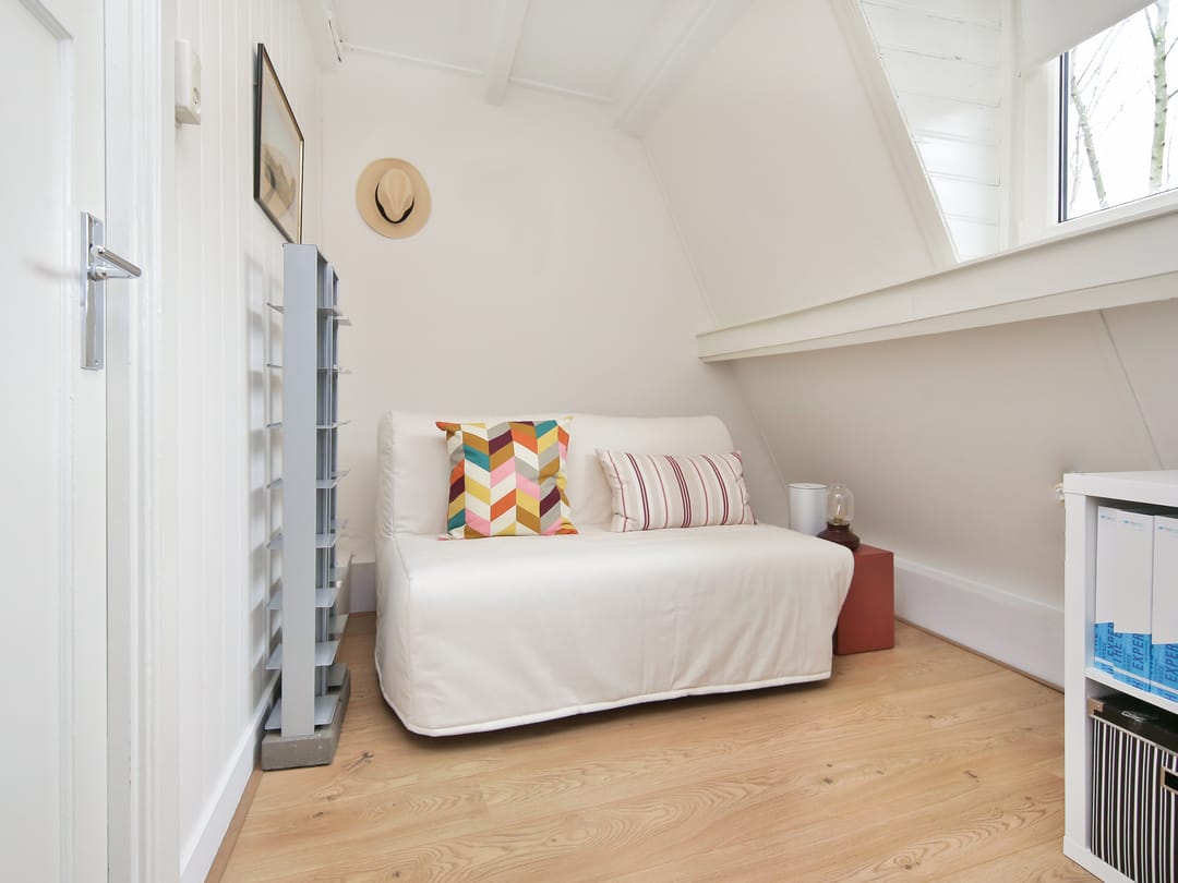 Charming upstairs apartment with 2 bedrooms and south-facing balcony in Haarlem — 25