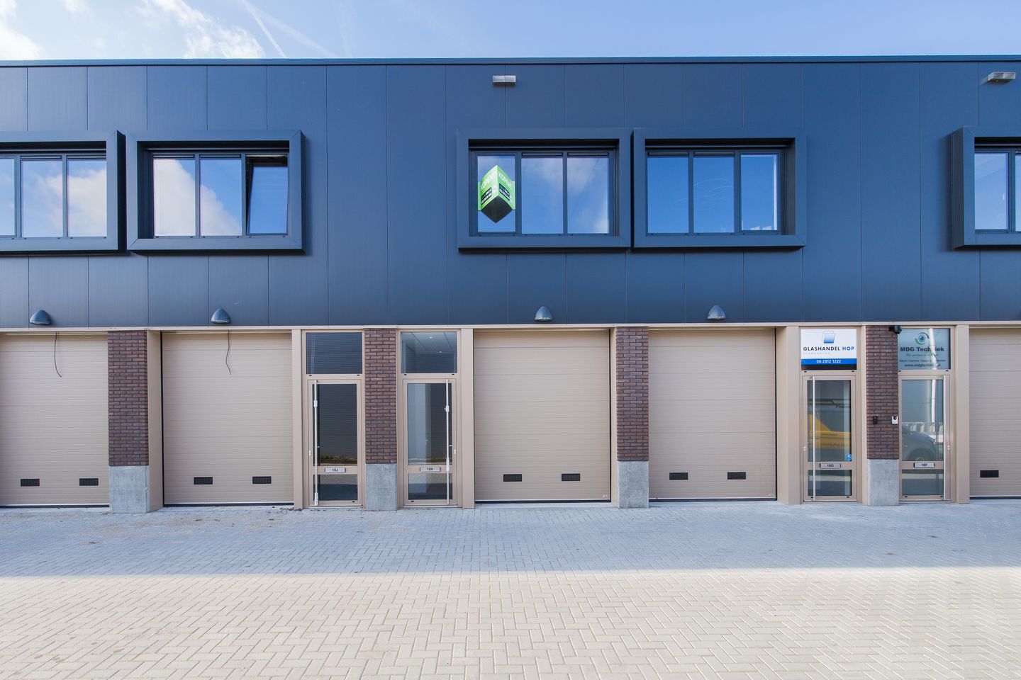 Bekijk foto 2 van Spaceshuttle 18-H