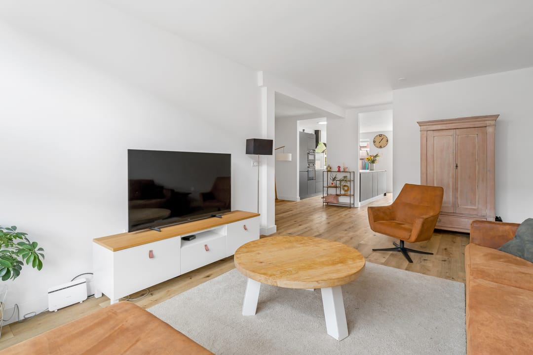 Extended corner house with modern kitchen and four bedrooms — 7