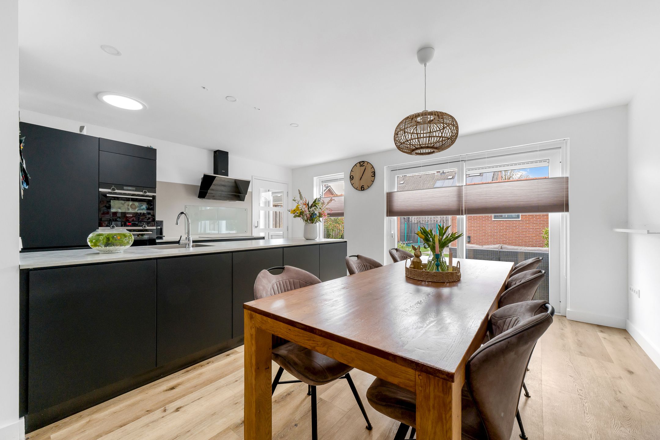 Extended corner house with modern kitchen and four bedrooms — 9