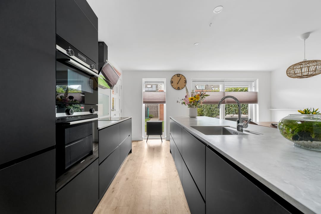 Extended corner house with modern kitchen and four bedrooms — 11