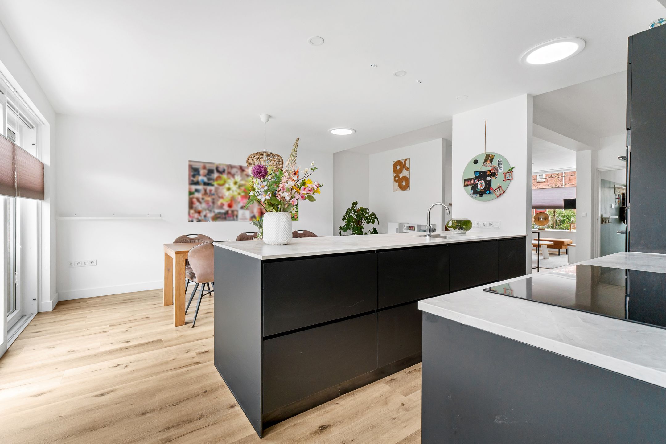 Extended corner house with modern kitchen and four bedrooms — 12
