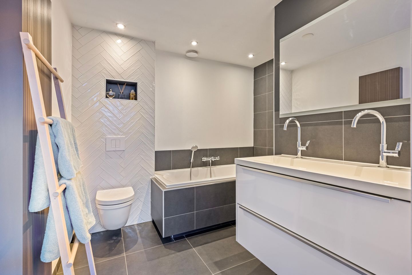 Spacious extended semi-detached residence with five bedrooms in Oosterhout — 31