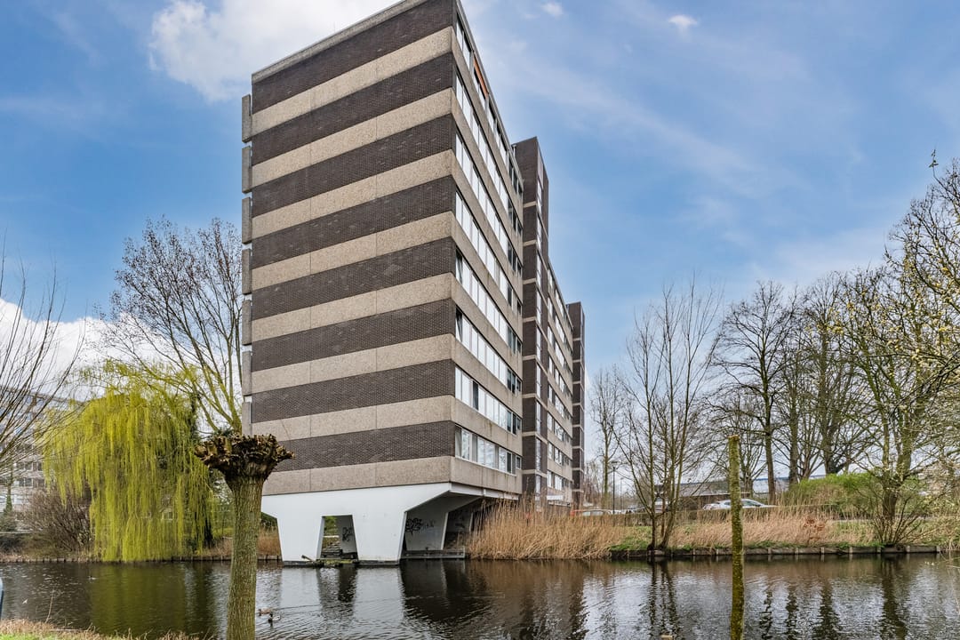 Spacious four room apartment with west facing balcony and storage in Haarlem — 31