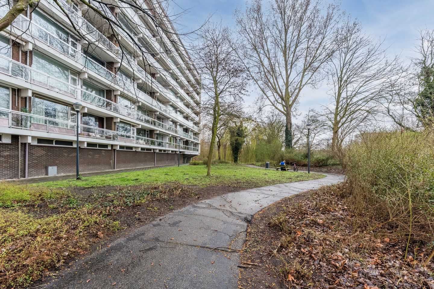 Spacious four room apartment with west facing balcony and storage in Haarlem — 28