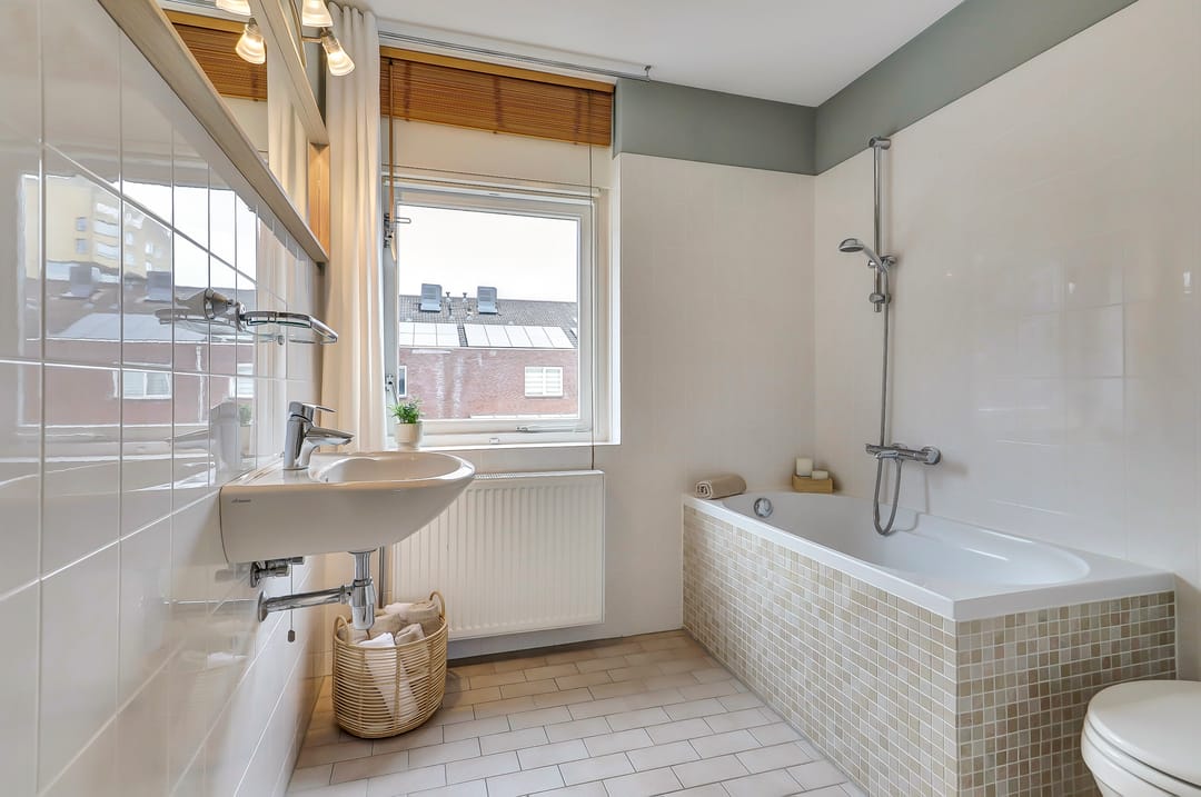 Well-Maintained Energy-Efficient Terraced House in Quiet Courtyard — 34