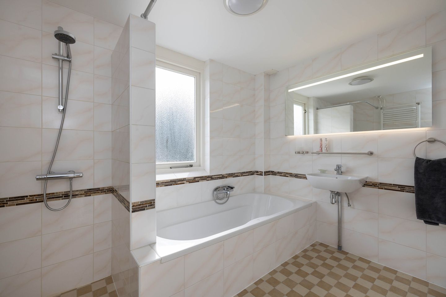 Foto 14 van Wim Sonneveldstraat 60