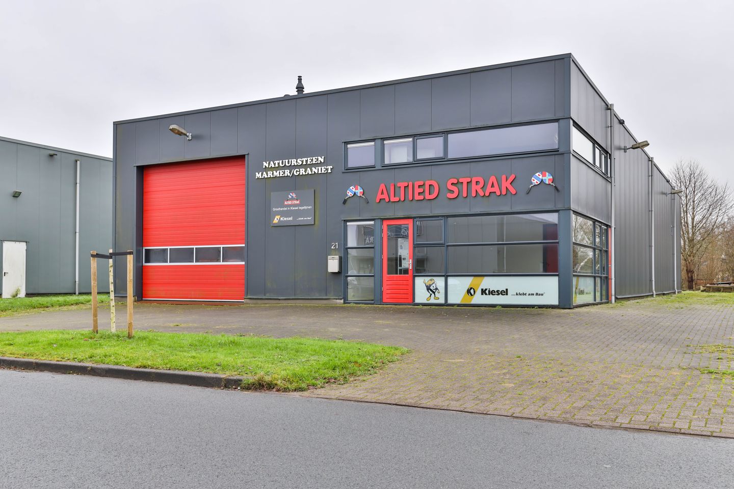 View photo 1 of Zoom 21