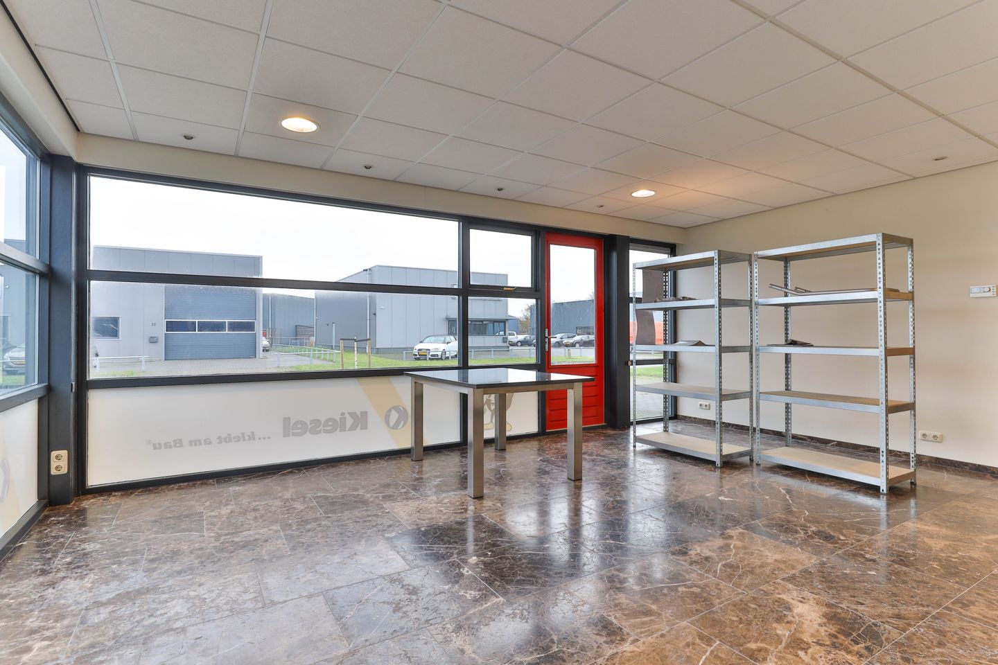 View photo 3 of Zoom 21