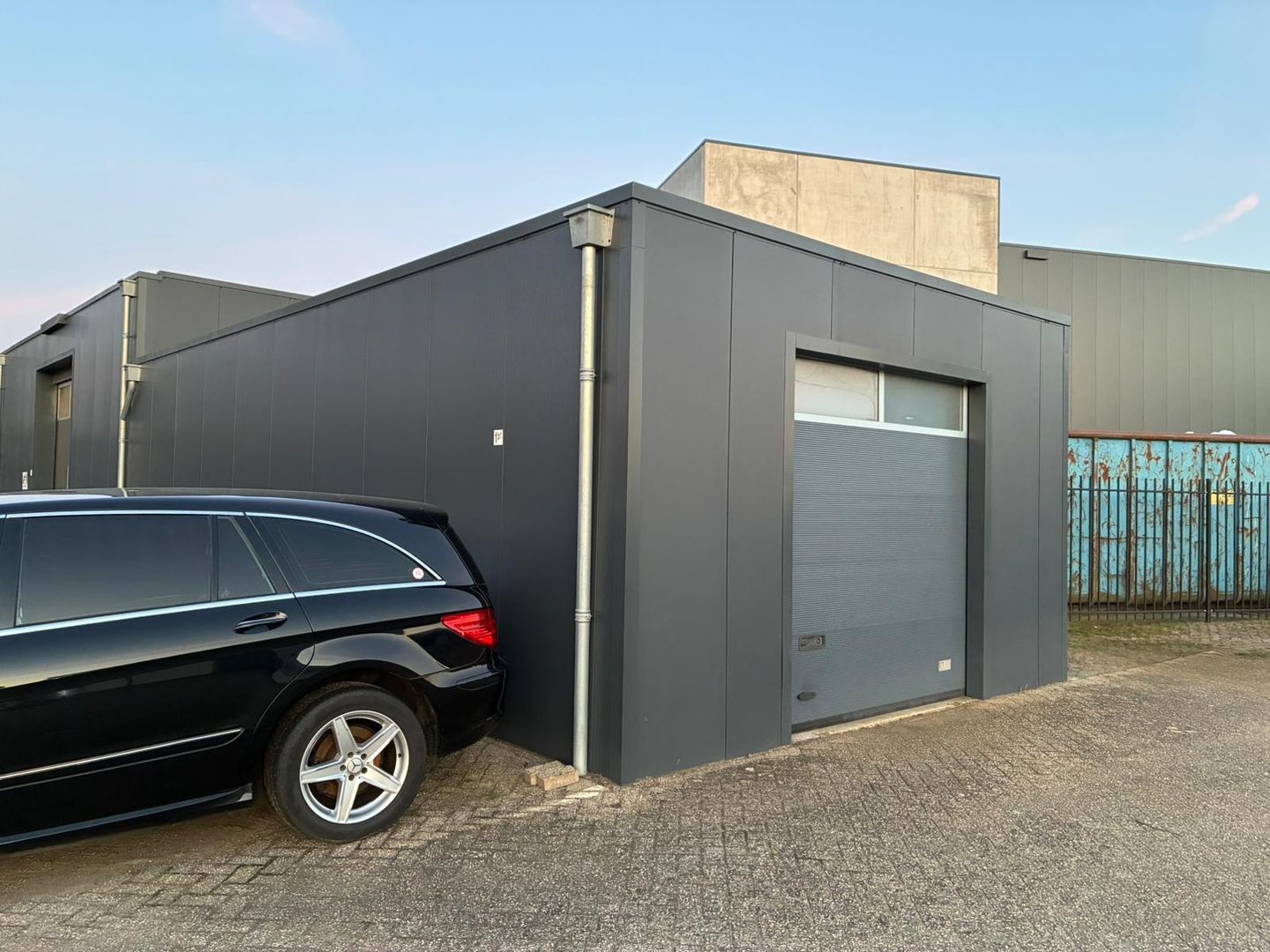 View photo 2 of Meniststraat 1