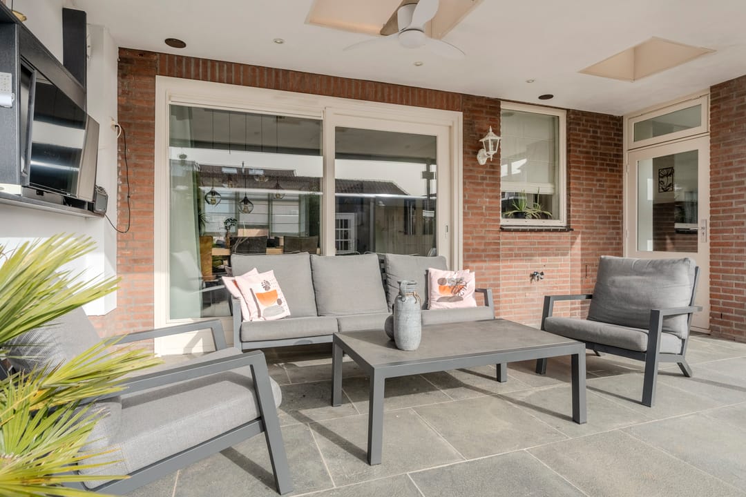 Spacious Move-in Ready Corner Home with Modern Kitchen and Garage — 40