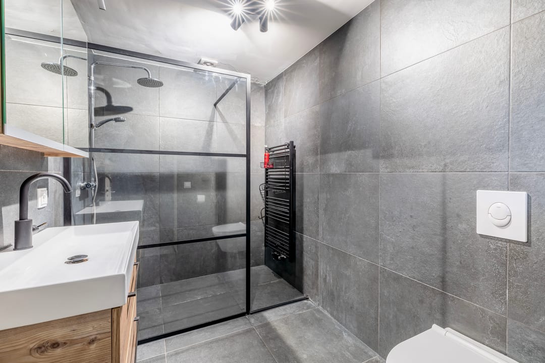 Spacious and well-maintained drive-in home in Brielle with garage and air conditioning — 36