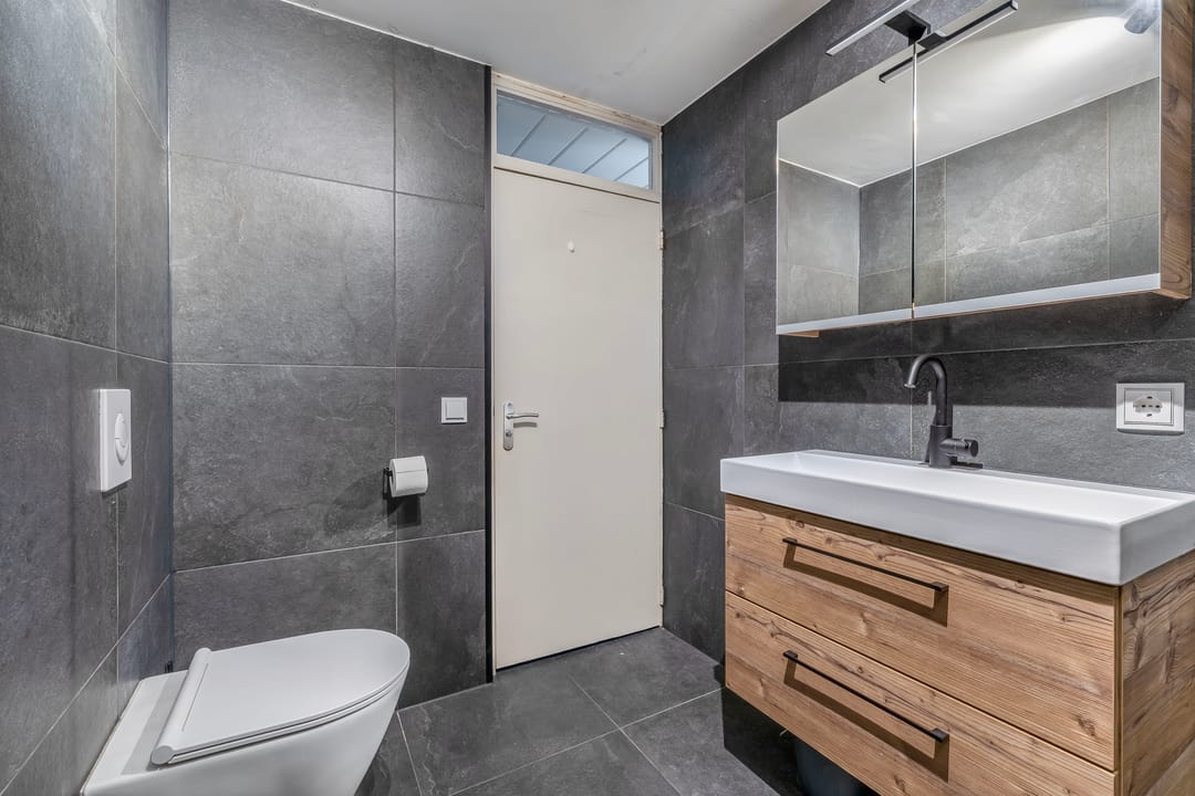 Spacious and well-maintained drive-in home in Brielle with garage and air conditioning — 37
