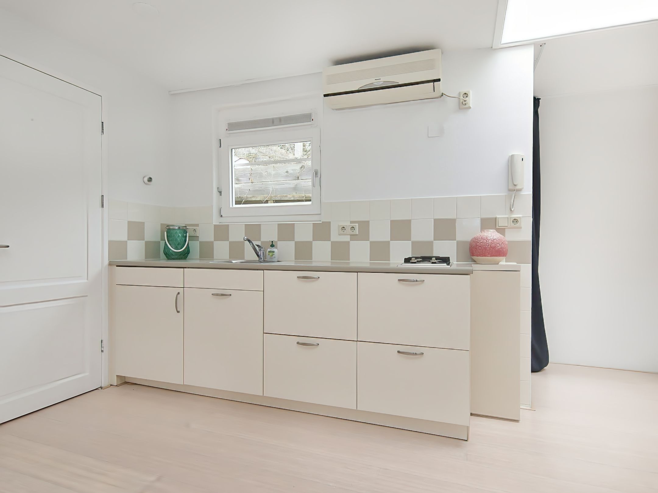 Well-maintained ground floor apartment with spacious detached studio in Randwijck — 28
