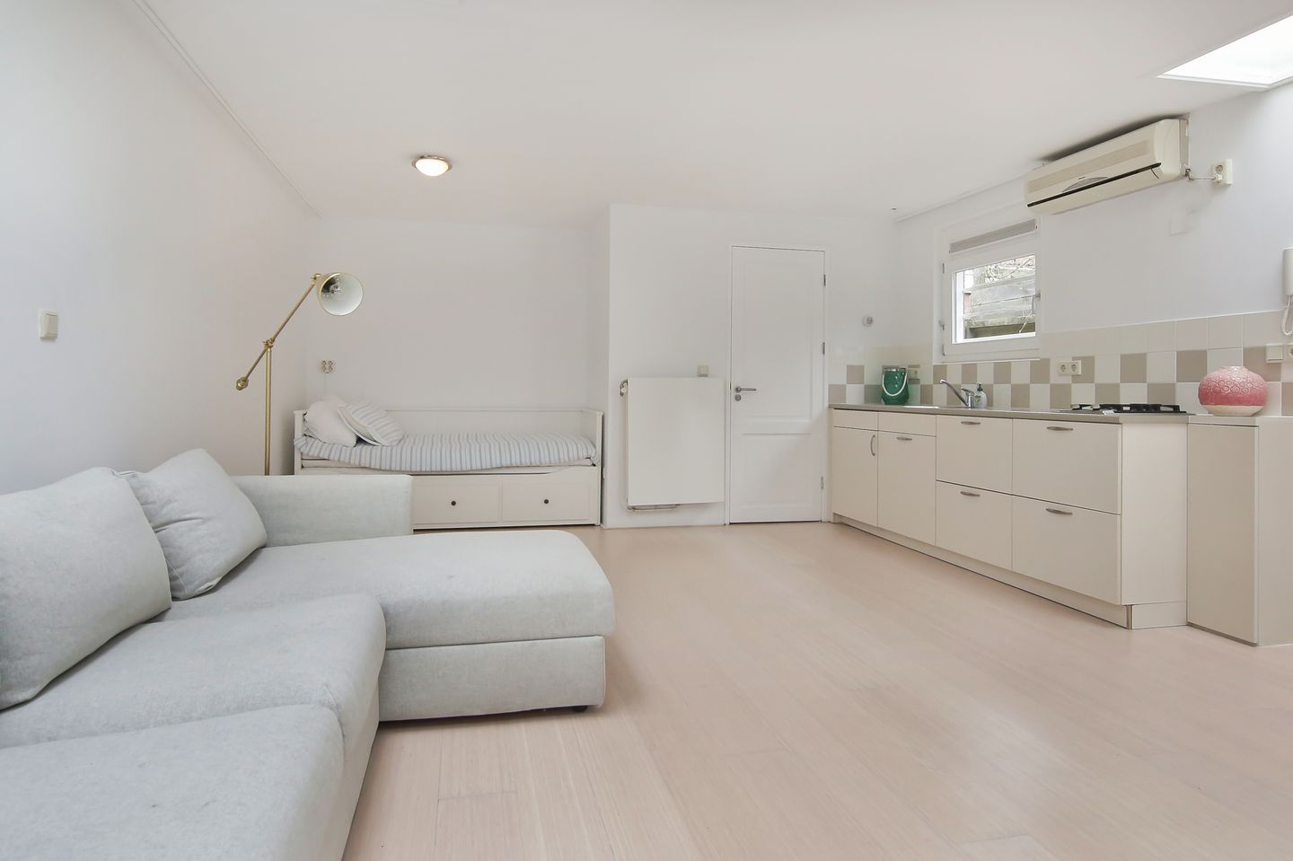 Well-maintained ground floor apartment with spacious detached studio in Randwijck — 32