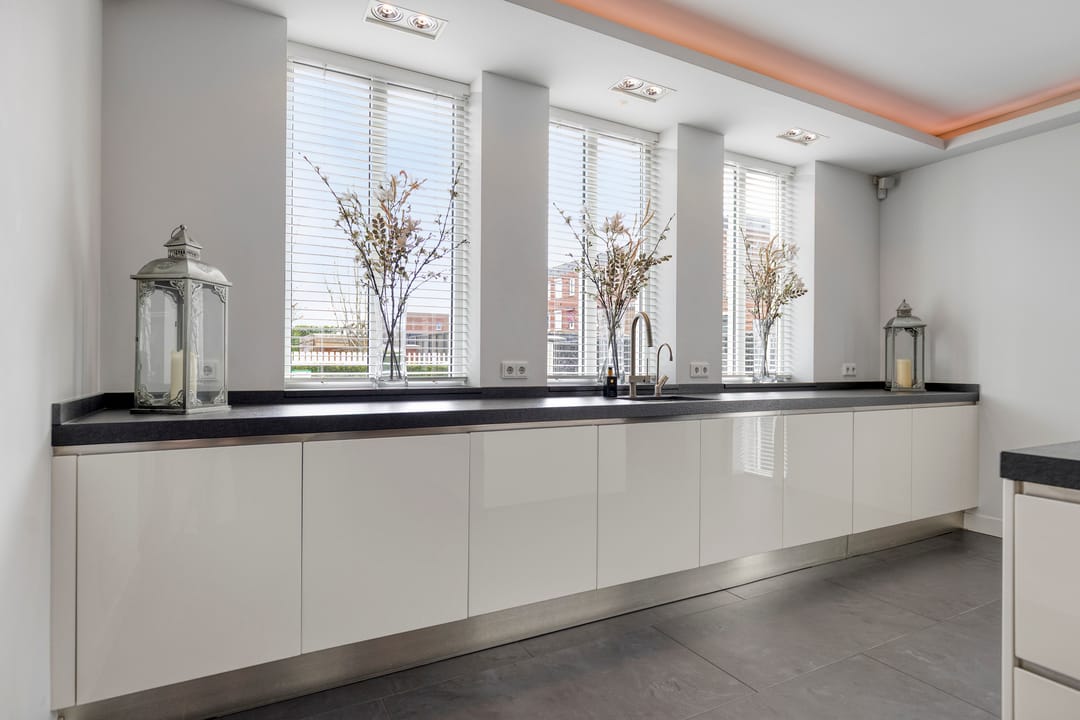 Luxury Detached Villa with Basement, Home Cinema, and Au Pair Accommodation — 13