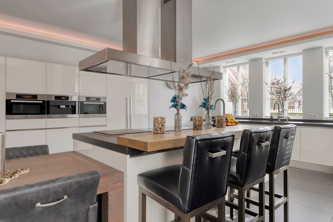 Luxury Detached Villa with Basement, Home Cinema, and Au Pair Accommodation — 16
