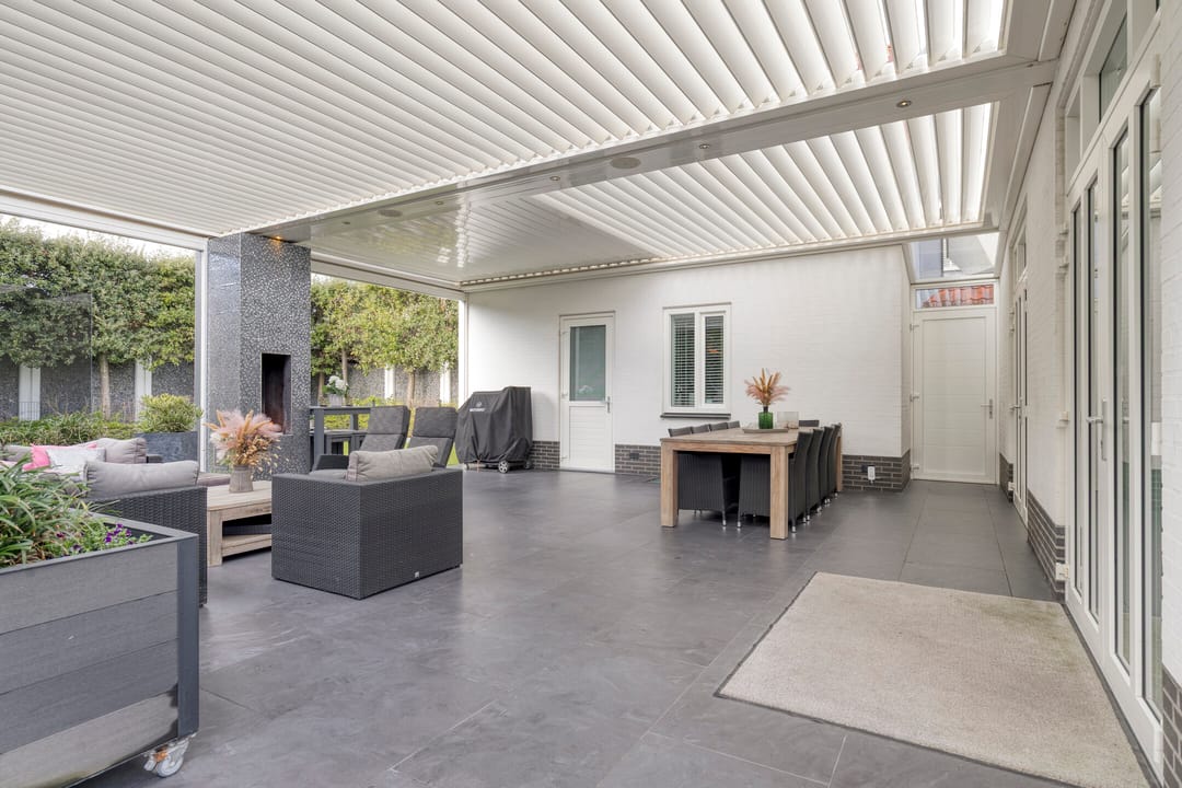 Luxury Detached Villa with Basement, Home Cinema, and Au Pair Accommodation — 28