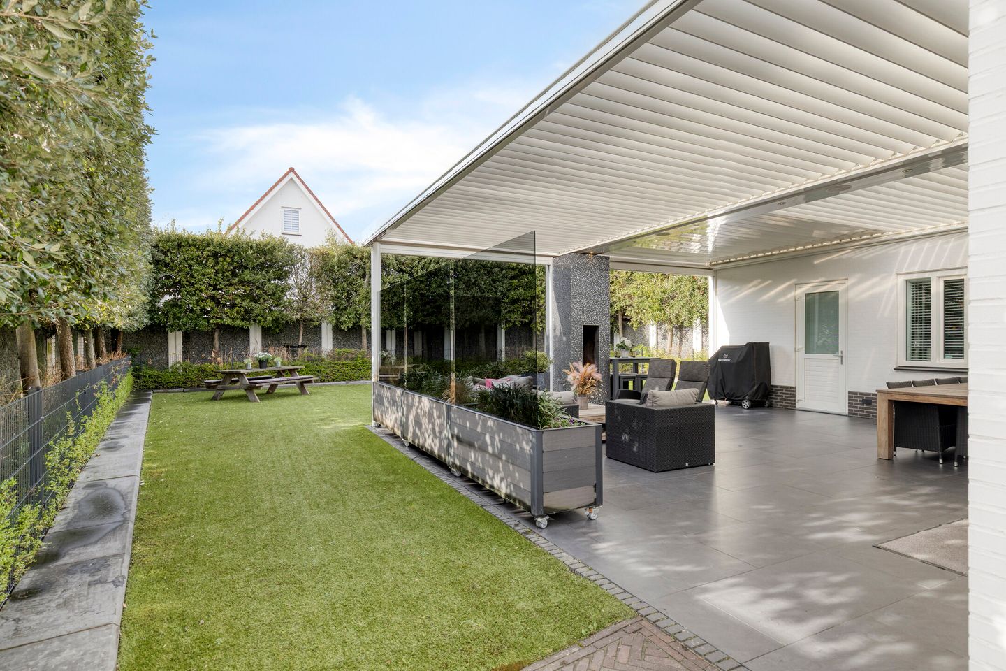 Luxury Detached Villa with Basement, Home Cinema, and Au Pair Accommodation — 30