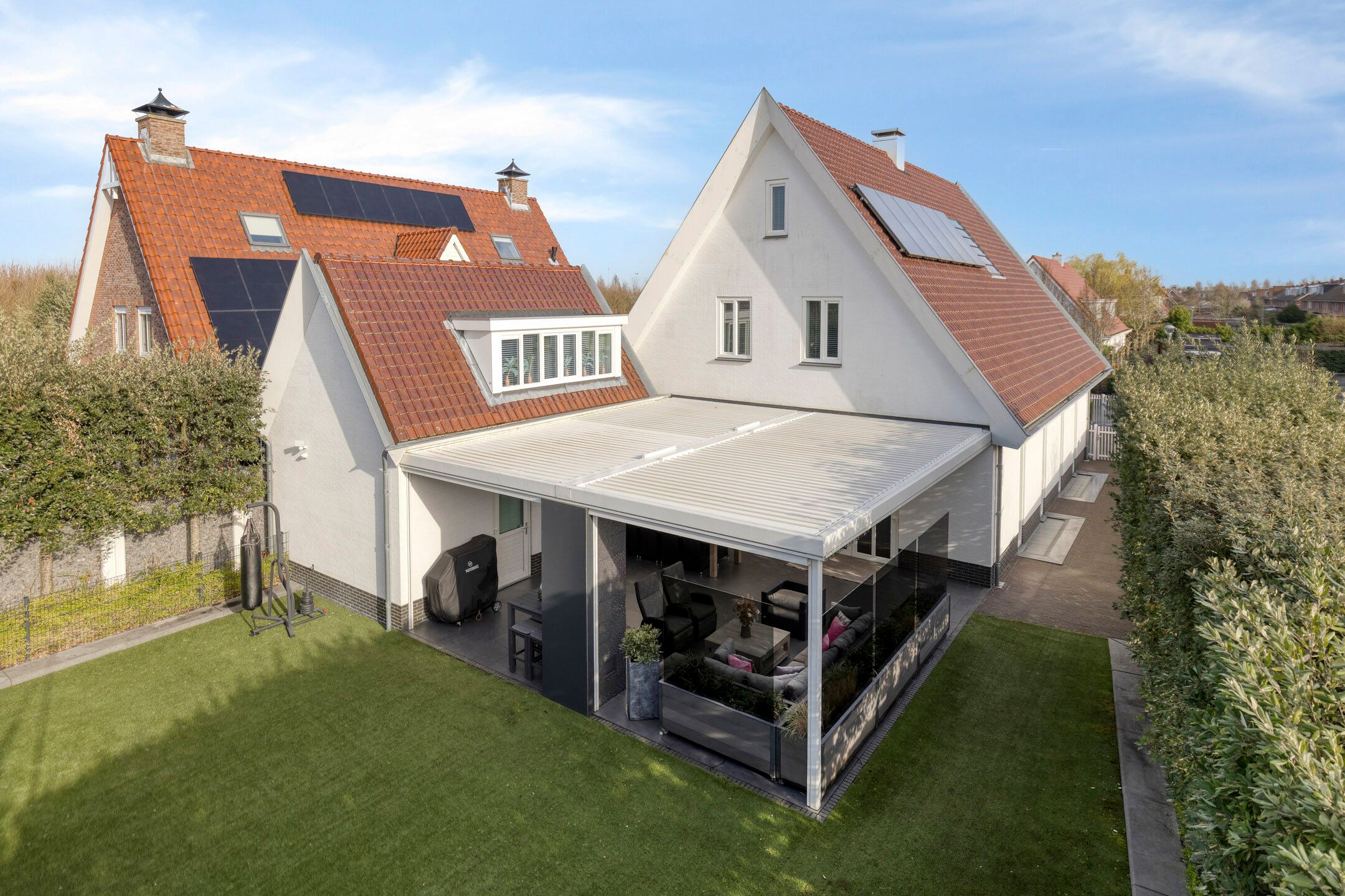 Luxury Detached Villa with Basement, Home Cinema, and Au Pair Accommodation — 38