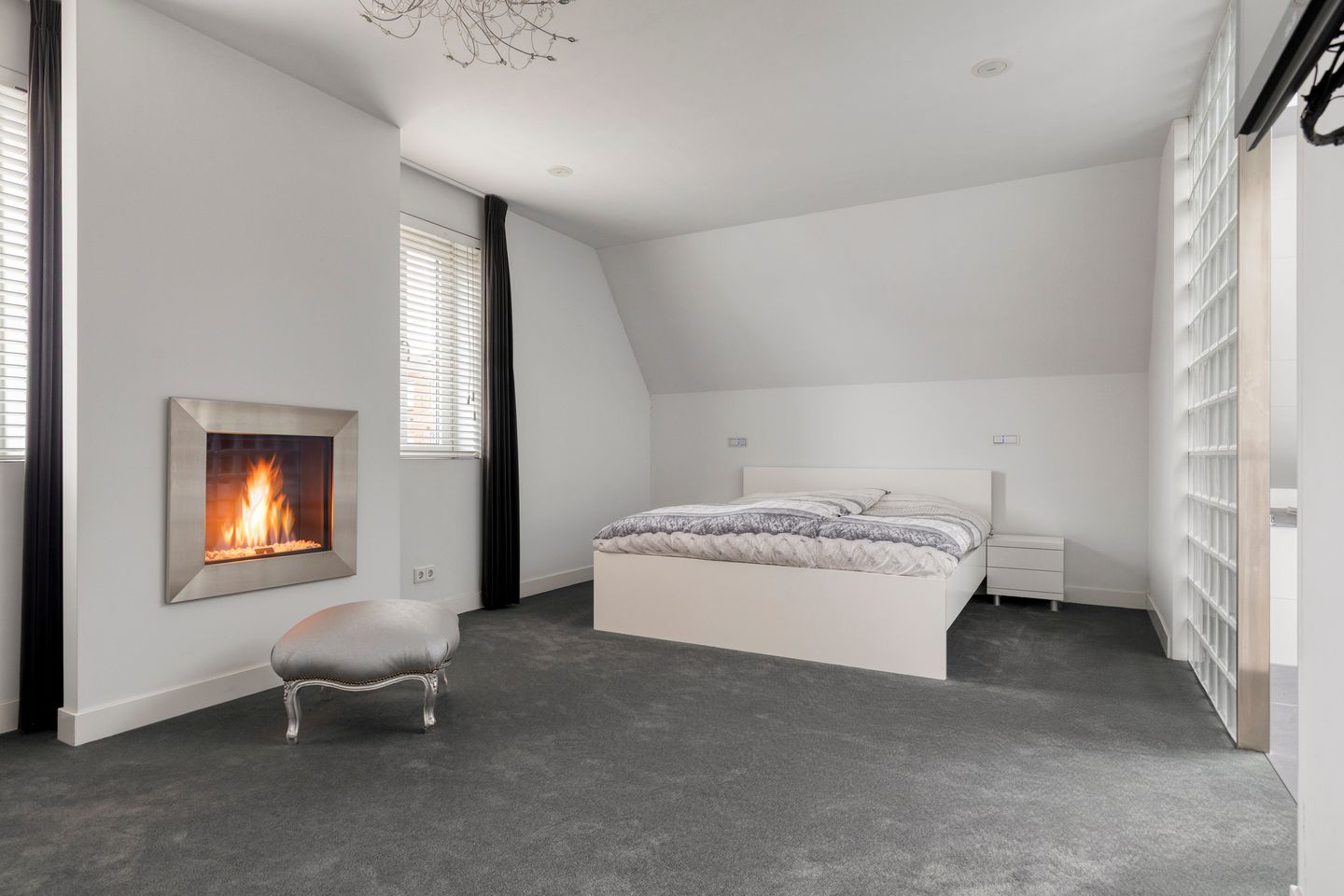 Luxury Detached Villa with Basement, Home Cinema, and Au Pair Accommodation — 43