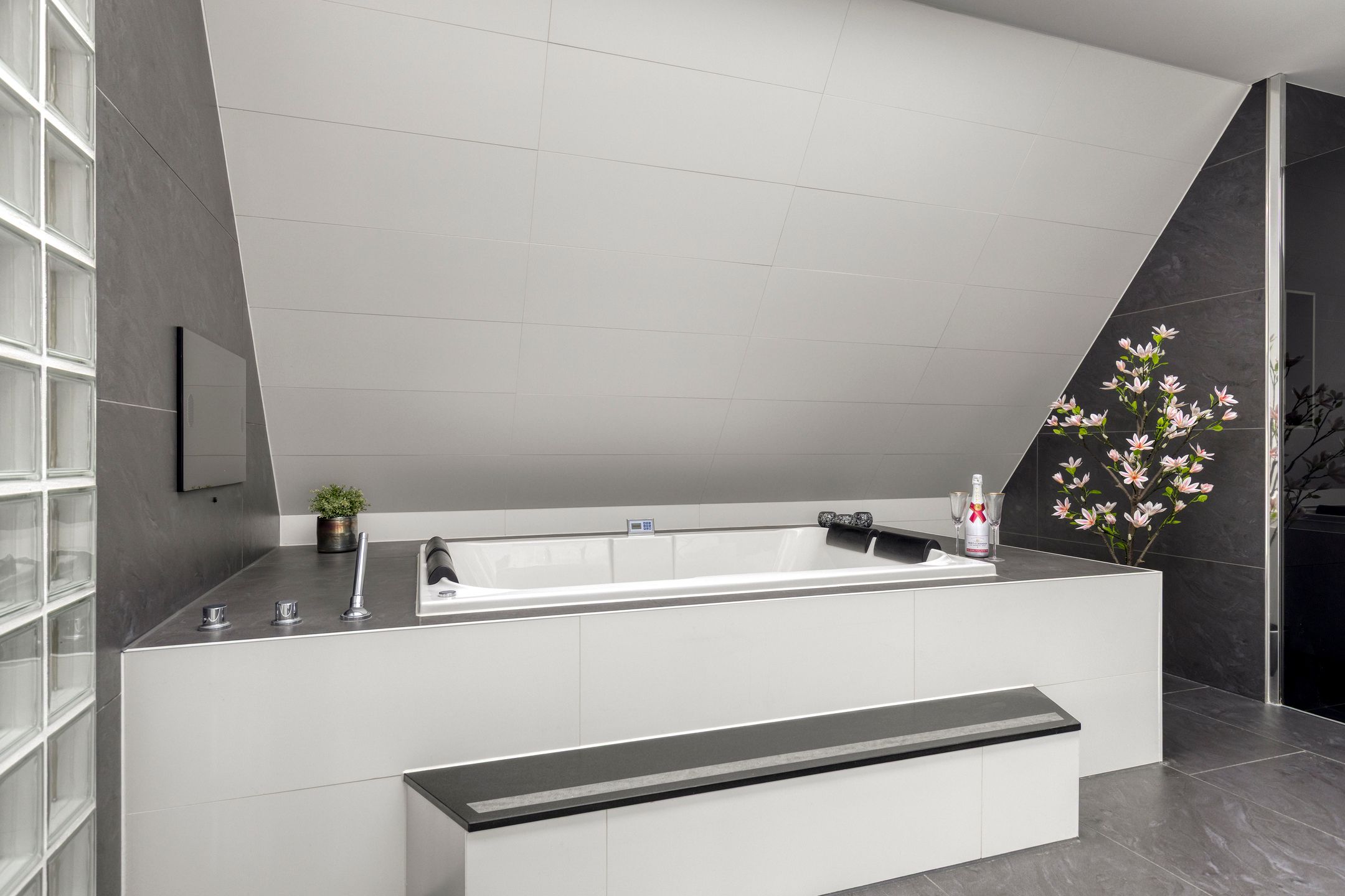Luxury Detached Villa with Basement, Home Cinema, and Au Pair Accommodation — 47