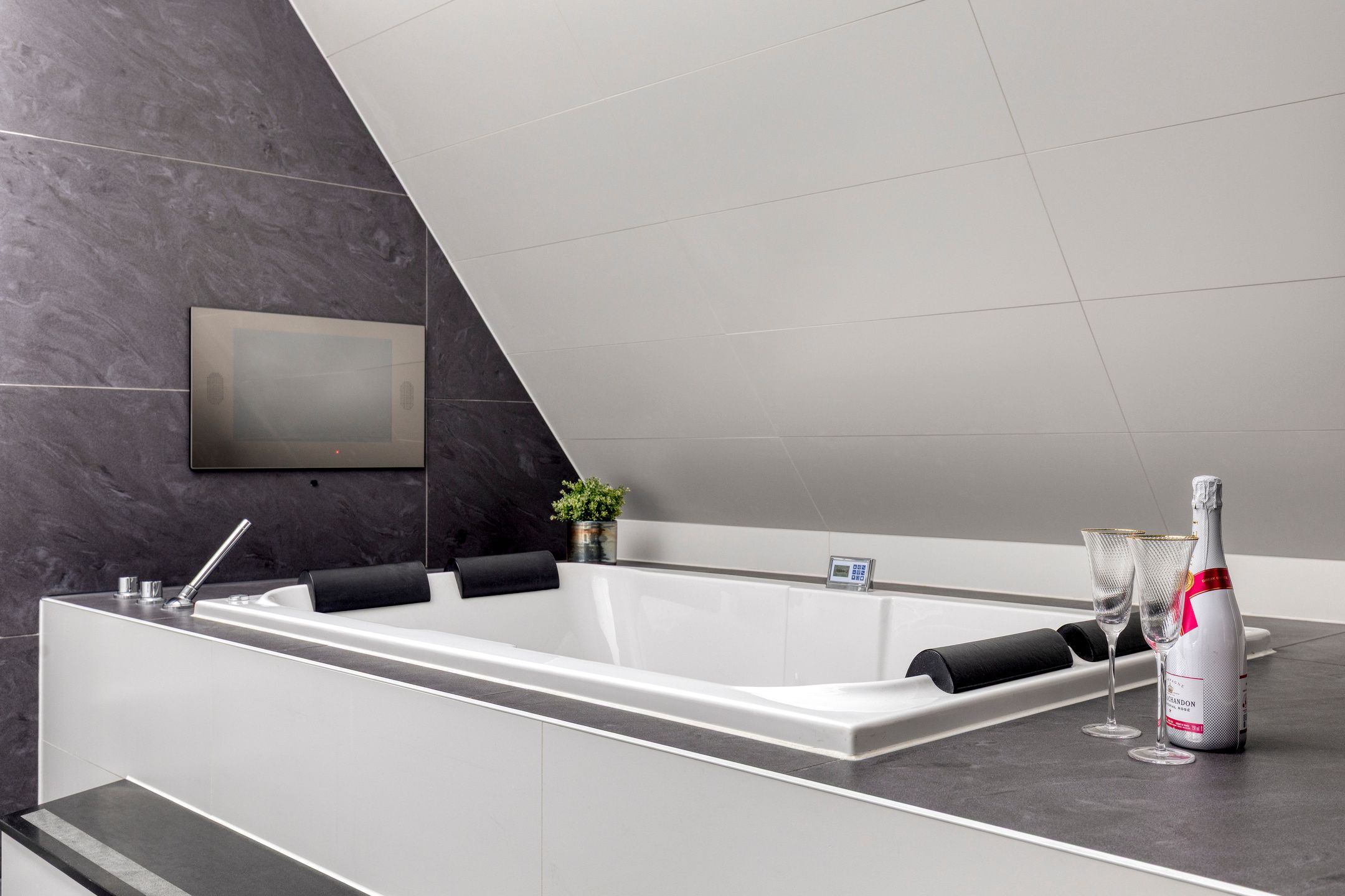 Luxury Detached Villa with Basement, Home Cinema, and Au Pair Accommodation — 49