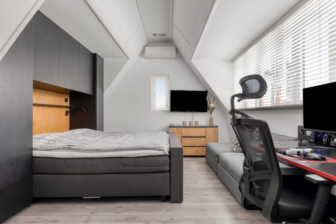 Luxury Detached Villa with Basement, Home Cinema, and Au Pair Accommodation — 78