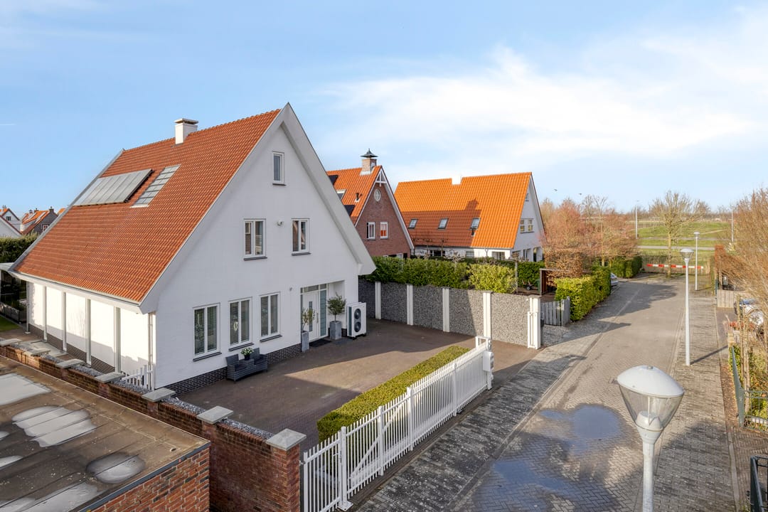 Luxury Detached Villa with Basement, Home Cinema, and Au Pair Accommodation — 84