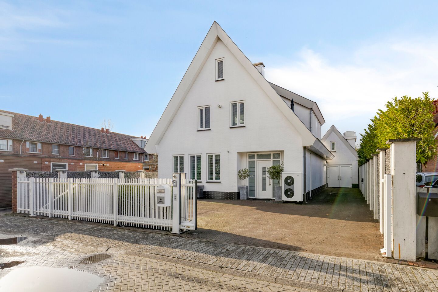 Luxury Detached Villa with Basement, Home Cinema, and Au Pair Accommodation — 83