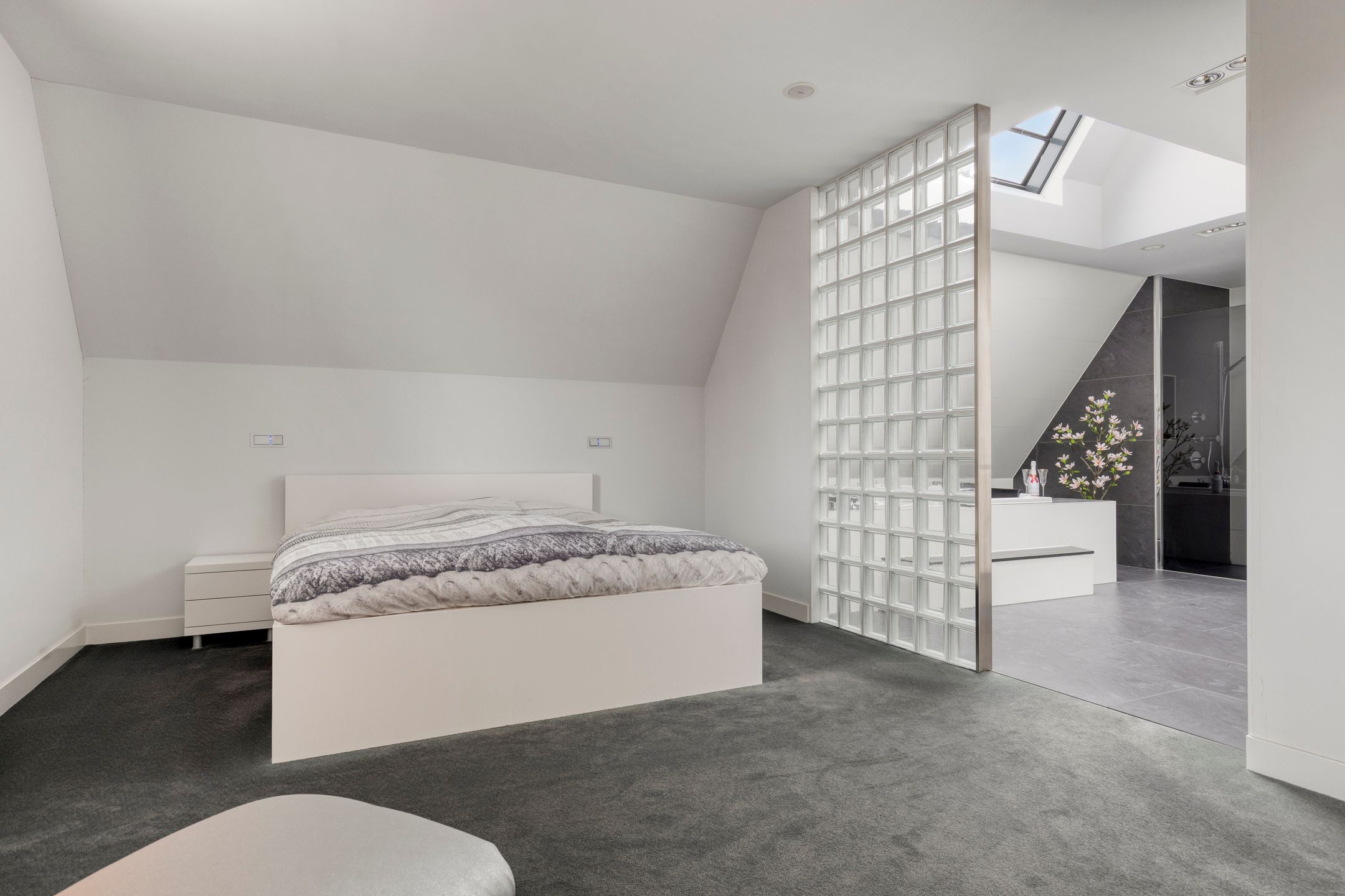 Luxury Detached Villa with Basement, Home Cinema, and Au Pair Accommodation — 44