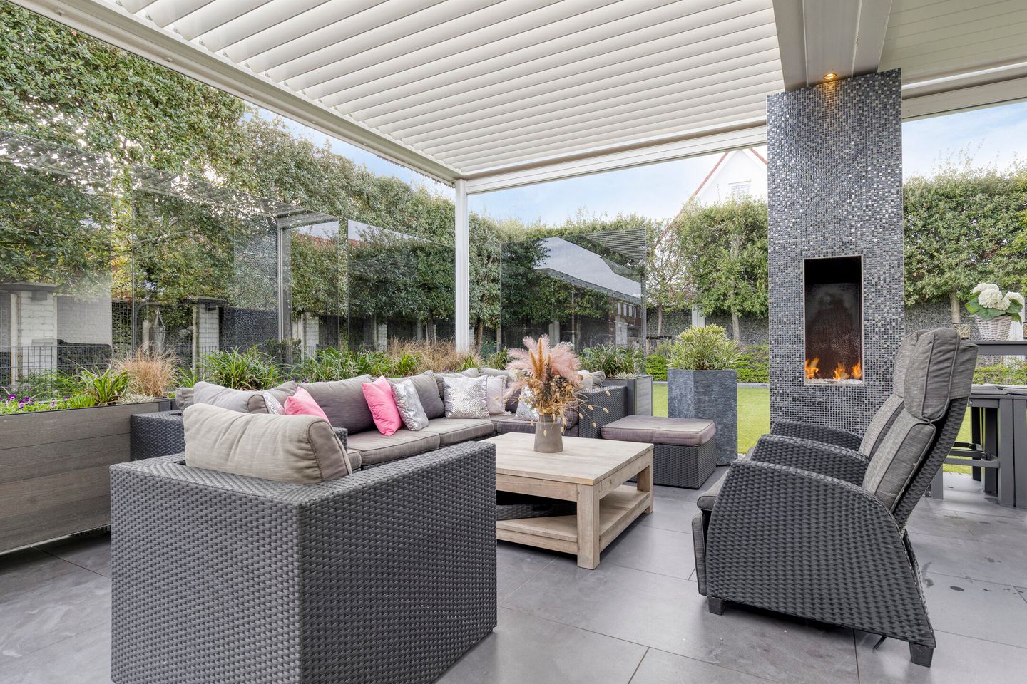 Luxury Detached Villa with Basement, Home Cinema, and Au Pair Accommodation — 24