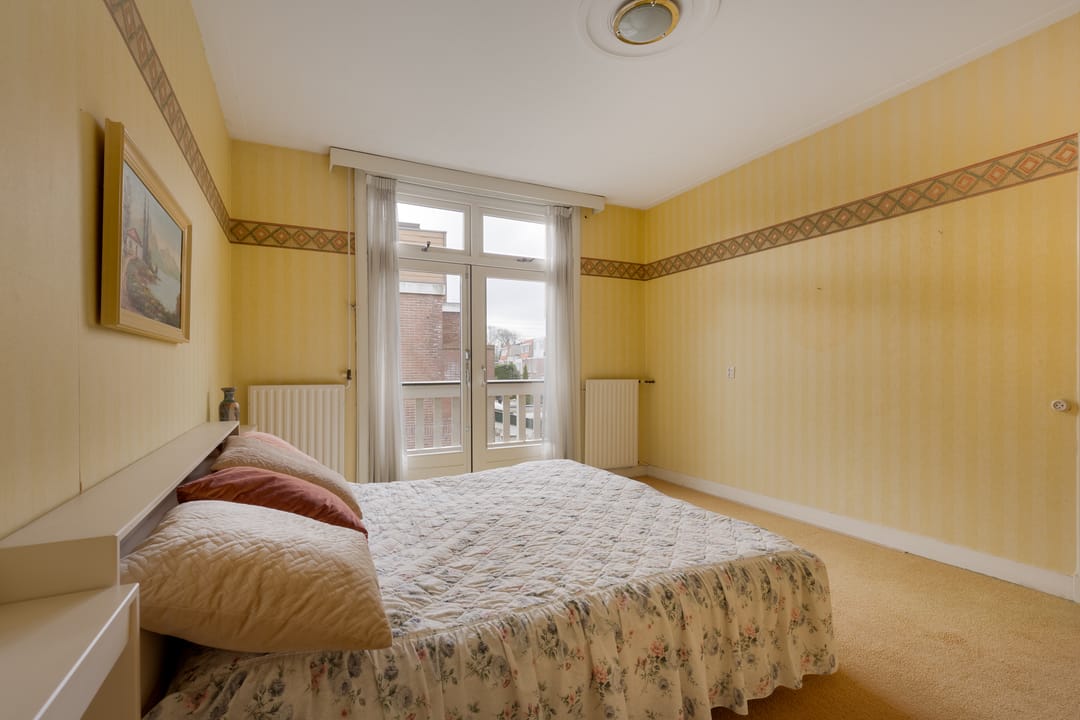 Spacious family home with sunny garden in desirable Bomenbuurt — 24
