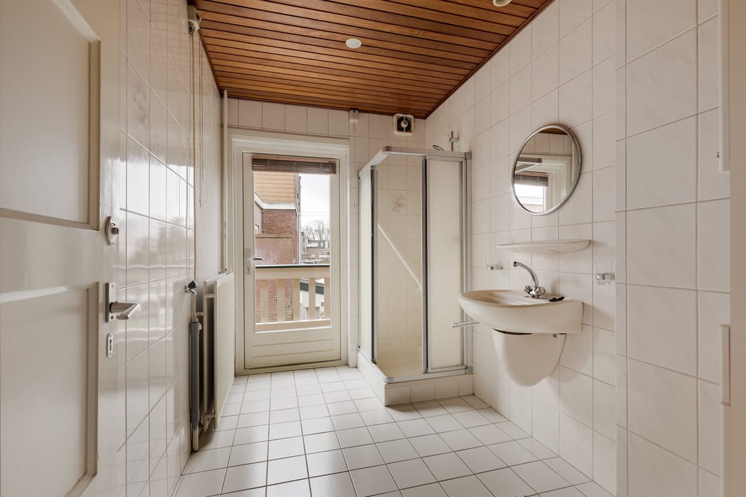 Spacious family home with sunny garden in desirable Bomenbuurt — 30