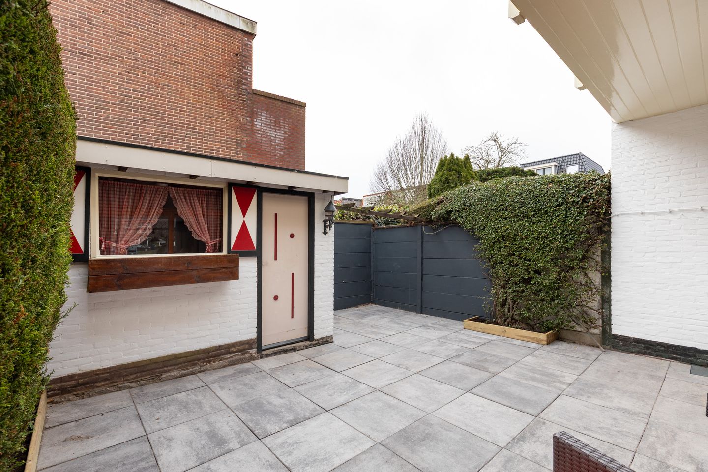 Spacious family home with sunny garden in desirable Bomenbuurt — 34