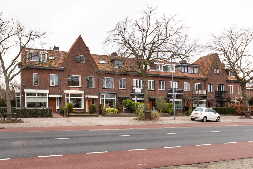 Spacious family home with sunny garden in desirable Bomenbuurt — 42