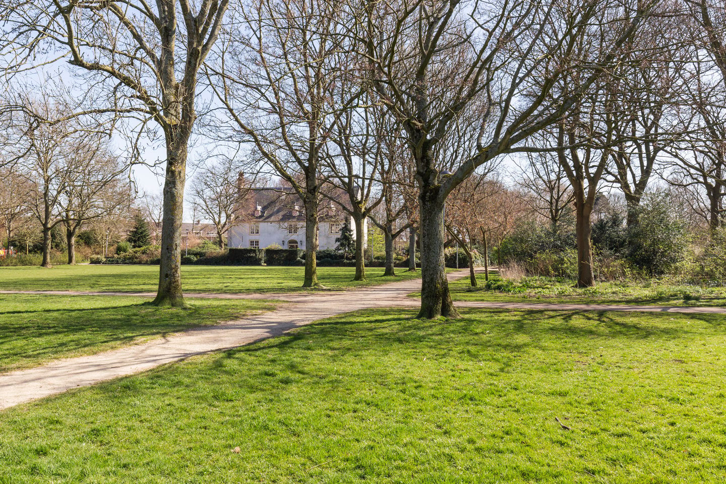 Spacious family home with sunny garden in desirable Bomenbuurt — 45