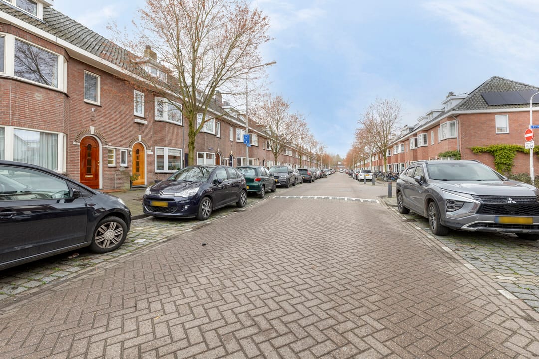 Move-in Ready 1930s Home with South-Facing Garden Near Piushaven — 30